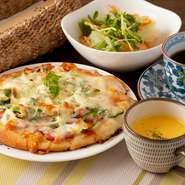 女子会や飲み会など宴会利用時には、コース料理の用意もありますが大皿料理での食事もおすすめ。「会話の邪魔をしないように」との料理人の気づかいが光ります。臨機応変な対応が嬉しいお店です。