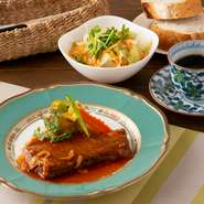 サラダ・パン又はライス・スイーツ・コーヒーor ティー