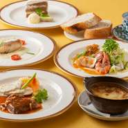 ゲストに大人気の『オニオングラタンスープ』を楽しめる『ざっくばらんのコース』は予約必須。できあいのものは一切使わず、素材の持つ味わいを引き立てる調理法には、料理人のこだわりが詰まっています。