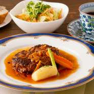 厳選したひき肉を、自家製のトマトソース、パン粉を使って焼き上げる『ハンバーグステーキ』。肉十溢れるジューシーな味わい、ランチでも、ディナーでも堪能できる人気のメニューです。