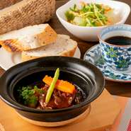 脂肪分が少なく、さらりと食べられる「佐賀牛」のスネ肉を使用。ソース自体もしつこくなく、食べやすい味わいに気づけばぺろりと完食しているはず。料理人自慢の『ビーフシチュー』です。