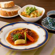 サラダ・パン又はライス・スイーツ・コーヒーorティー