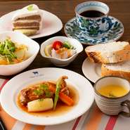 小鉢2種・サラダ・パン or ライス・スイーツ・コーヒーor ティー
※写真は一例となります。