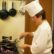 調理・サーブ共に1人で店を切り盛りする大庭氏。サーブの際は笑顔を忘れずに、心を込めておもてなしをするようにしていると語ります。ゲスト一人一人に寄り添った、臨機応変な対応も自慢です。