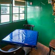 優しい日差しが差し込む窓辺の一角にある、他の席から少し離れた2人用テーブル席は、デートでの利用にぴったり。事前予約でデザート盛り合わせにメッセージを付けてもらい、お祝いしてみてはいかがですか。