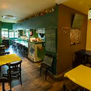 おいしい料理、料理に合うアルコール、おしゃれで居心地の良い空間、3拍子が揃ったレストラン。ここなら女子会の開催場所として最適です。仕事帰りに立ち寄ったり、事前予約でコース料理を楽しむのもオススメ。