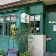 小さな子どもを連れたファミリーでも利用しやすいレストラン。ゆとりある店内は過ごしやすく、ベンチシートタイプのテーブル席も用意されています。ピザやパスタなど、取り分けして食べるのもオススメです。