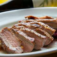 焼き過ぎに気を付けながら、絶妙な火入れで焼かれるひなもりポーク。焼いた後に休ませる時間を設けることで、美しいロゼカラーの焼き色に仕上がります。赤ワインとともにいただけば、ワインがソースの代わりに。