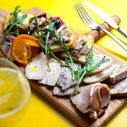 ひなもりポークは肩ロースを中心に耳、タン、ホホ肉、スネ肉などが使われています。ロース肉はマリネにしたものを低温のオーブンでゆっくり時間をかけてロースト。他にも四季折々の野菜や魚が登場します。