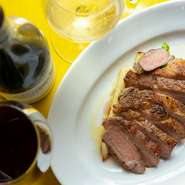 スライスした肉の断面は、綺麗なロゼ色をしています。火からおろした後、肉を休ませながら中まで火入れ。焼き過ぎないように見極めができるのは、確かな腕を持つシェフだからこそできる技です。