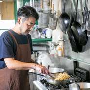 「楽しんでもらうこと」をモットーにしているオーナーシェフ。季節や仕入れ状況によって変わる料理は、いつ訪れても新たな出会いを提供してくれます。今日はどの料理と巡り合えるか、ワクワクが止まりません。