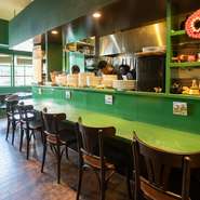 会社の帰りにフラリと立ち寄ったり、気の置けない友人と訪れたり、気軽に足を運ぶことができます。ズラリと揃えられたイタリアワインの中から、自分好みの味を探すのも楽しいひとときです。