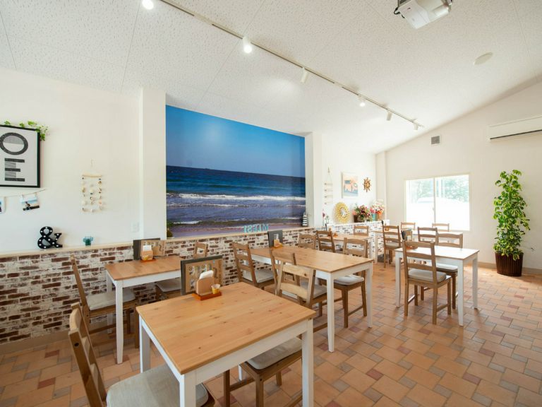 白い壁に大きな海の写真。爽やかな気分になれる海のカフェ