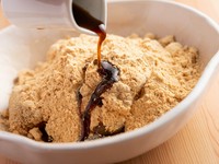看板メニューの本わらび粉を使用したわらび餅。毎日手作りしています。