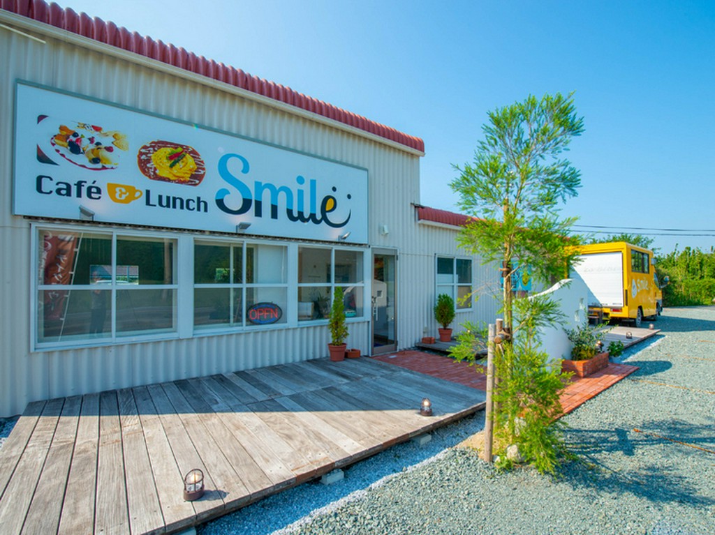 ウッドデッキが目を引く、海の近くのオシャレなカフェ