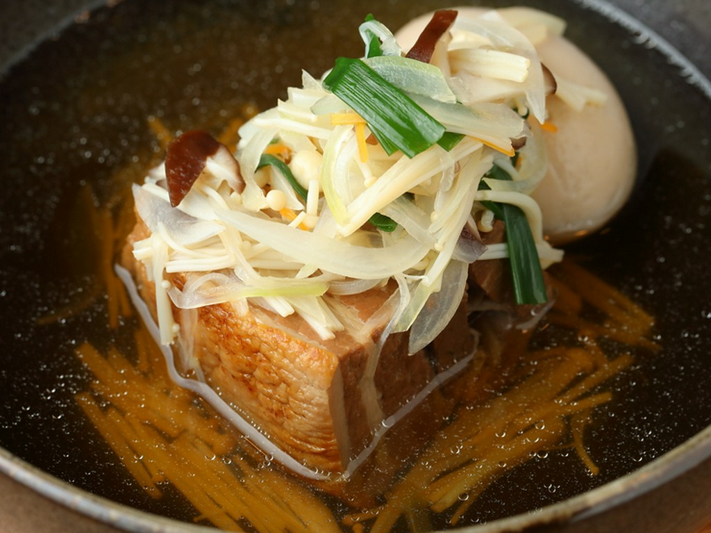 野菜の旨みが凝縮されただしで味わう『豚の角煮　和風だし』