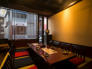 宴会にも使えるプライベート感があって寛げる掘りごたつ席の個室