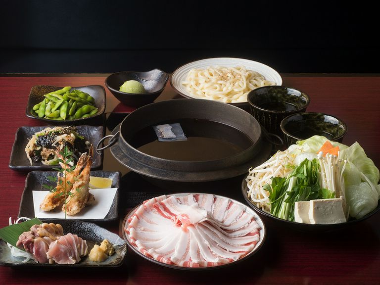 食べ飲み放題で6,000円！
メインは吟味して選び抜いた鹿児島産直送の黒豚！
1年の締めに大満足の内容です！