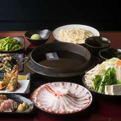 食べ飲み放題で6,000円！
メインは吟味して選び抜いた鹿児島産直送の黒豚！
1年の締めに大満足の内容です！