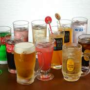 アルコールからソフトドリンクまで、その種類の多さに驚かされます。エビス生ビールや希少ウイスキーを使ったハイボール、各地の焼酎など多彩なラインナップ。飲まない人のために、ノンアルコールも充実しています。