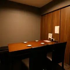 隣の席の気配を感じない、プライベートを重視した静かな店内