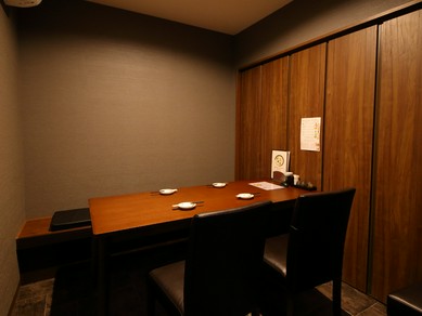 隣の席の気配を感じない、プライベートを重視した静かな店内