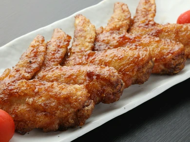 ニンニクの濃厚な香りが食欲をそそる、『当店特製手羽先』