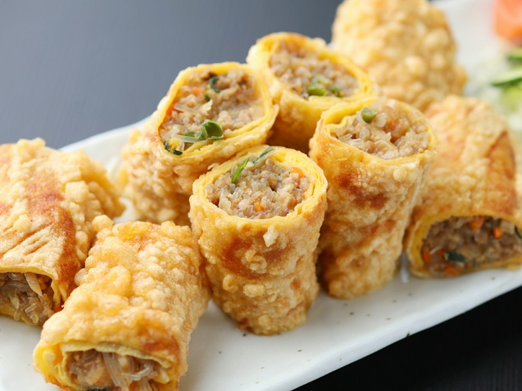 フワフワの食感の生地の中に、具材がたっぷり入った『玉子春巻』