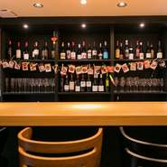 フランスや南アフリカ、ボルトガルなど世界各国のワインが楽しめる【vino　e　cibo　NABURA】。そのほか、ウィスキーや日本酒など、多種多様なアルコールを取り揃えているので、好みの味に出合えるハズです。
