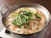 北海道の国産牛小腸を使用した『もつ鍋』。企業秘密の国産鶏ガラと野菜を半日かけて炊き上げ、コラーゲンを抽出した秘伝のスープは絶品です。醤油ベースの博多もつ鍋は、〆まで食べ尽くしたくなる美味しさです。