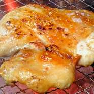 九州産の国産鶏モモ1枚を使用した、ボリューム満点の一品。炭火で皮目をしっかりカリッと焼き上げ、肉汁を閉じ込めてから、じっくりふっくら焼き上げています。提供直前にひと口大に切るので、熱々ジューシーです。