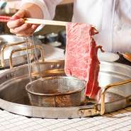 人気メニュー『肉豆腐』の肉は「黒毛和牛」を使用。コクと柔らかな舌触り、脂の風味が絶妙です。豆腐の優しい食感とも絶妙なコンビネーションを発揮しています。