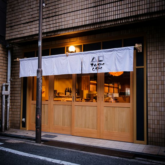 中洲川端駅から徒歩3分、翌4時まで営業中