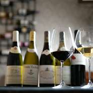 グラスワインを5種類、ボトルワインも何十種類かご用意しております。普段ワインを呑まれない方も気軽にご相談ください。