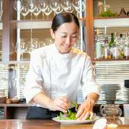 「美味しい料理を提供することはもちろんですが、接客やお店の雰囲気などトータルで、お客様に満足していただくためには何をすべきなのか」と、自身に問いかける貴子氏。いつも相手のことを考え、行動しています。