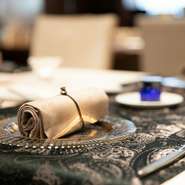 女性好みのインテリアや内装が、非日常的な空間を高めてくれます。お祝い事だけはでなく、「自分へのご褒美」や大事な人との食事など、特別な日に多くの方が利用されるフレンチレストランです。