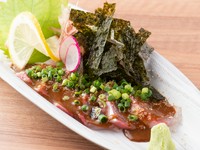 福岡でメジャーなカンパチの食べ方です。店独自の特製胡麻ダレに新鮮なカンパチを漬けて。