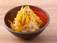 おすすめの一品。
コンビーフを入れたシンプルなポテトサラダにカレー味を付けたたくあんをトッピング。