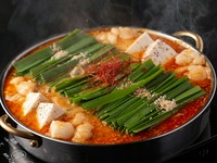 2年間研究を重ね誕生した博多もつ鍋の新定番。丹念にひいたダシにさらに絡みの土台をひき、数種類の辛味噌と唐辛子をブレンドした自家製旨辛味噌スープは最後に行って期まで飲みたくなる自信作です。