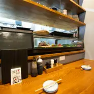 「この店は、ひとりジンギスカン男子・女子が多いです」とオーナー料理人の久保川さん。一人でも気軽に利用できるカウンター席があるので、思い立ったらフラッと立ち寄り、ラム肉の旨みに浸れます。