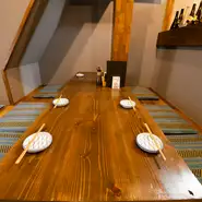 程よい広さでアットホームな店なので肩の凝らない宴会向き。2時間飲み放題付きコース、のんびりできる掘りごたつ、最多12人までのテーブル席もあり。絶品ジンギスカンで盛り上がる宴が開けます。