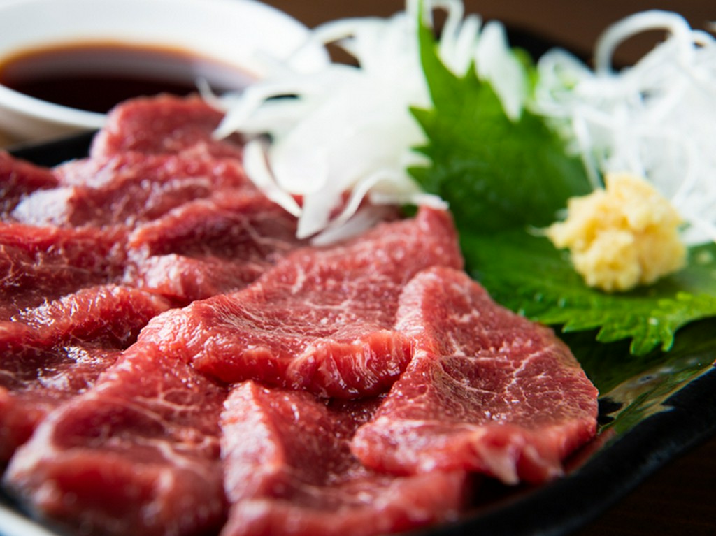 脂と赤身の絶妙バランス！さっぱりした『羊の和　特製ラムの刺身』