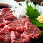 鮮度バツグンのラム肉でつくる専門店ならではの逸品。生姜入りの醤油で旨みを引き立てます。味わい深い赤身と脂のバランスがいいため、さっぱりといただけます。