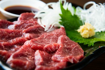 脂と赤身の絶妙バランス！さっぱりした『羊の和　特製ラムの刺身』