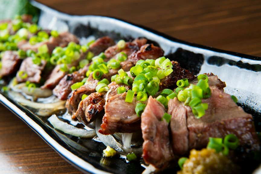 香ばしい香りと味わう『炙りラムのたたき』
