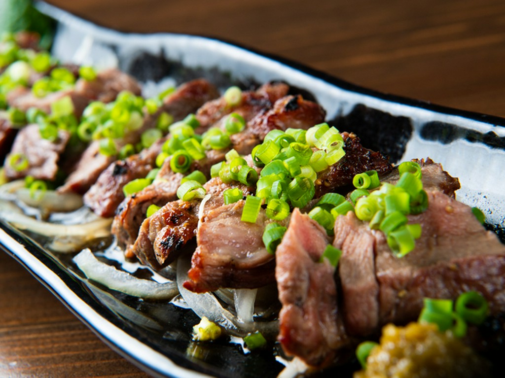 香ばしい香りと味わう『炙りラムのたたき』