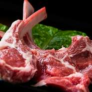 見た目も豪快な骨付きロース肉『ラムチョップ』。肉本来の旨みを味わえるようレアかミディアムに焼き、ハーブを混ぜたフランス産岩塩でシンプルにいただきます。