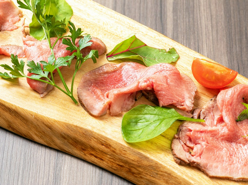 柔らかジューシーで新食感、手づくりの『牛タンローストビーフ』