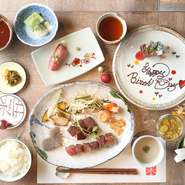 いろいろな料理を2人でシェアできる『食べ比べアニバーサリーコース』が人気です。サーロインとシャトーブリアンが比べられ、自家製ケーキにキャンドルを立てたメッセージ入りデザートプレートを用意してくれます。