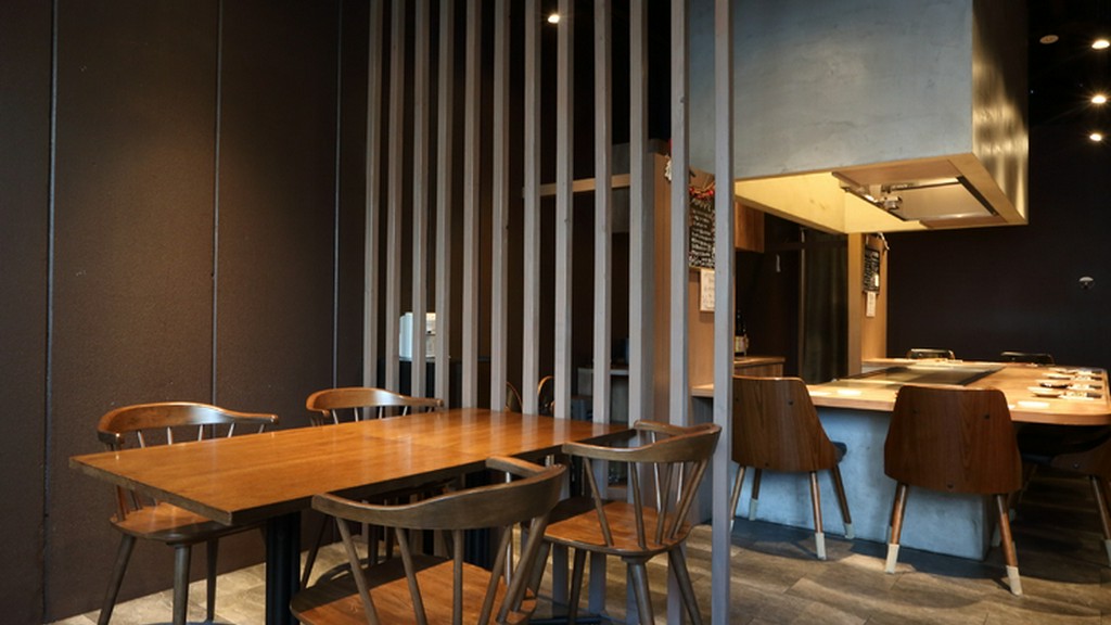 天井が高く、開放感のあるスタイリッシュな空間